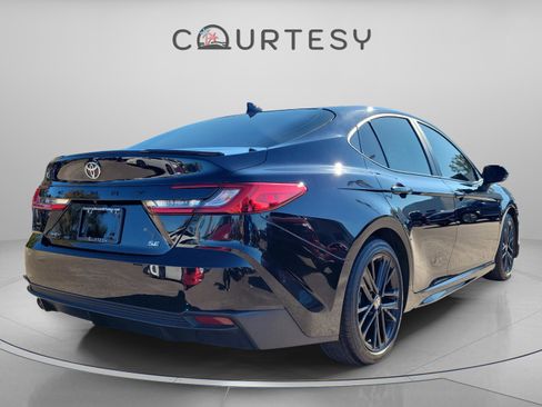 Used 2025 Toyota Camry SE image 5