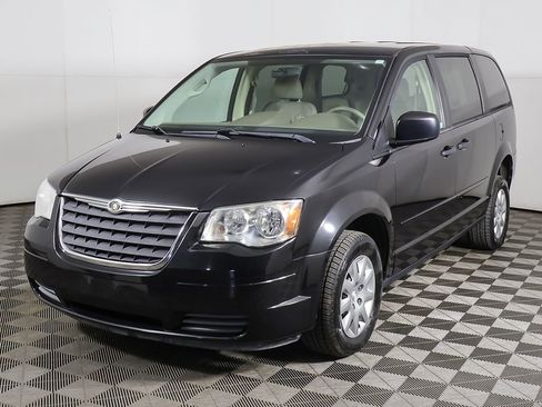 Used 2008 Chrysler Town & Country LX FWD image 3