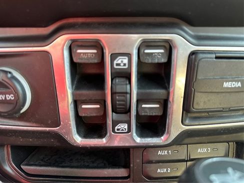 Used 2018 Jeep Wrangler Unlimited Sport S image 38