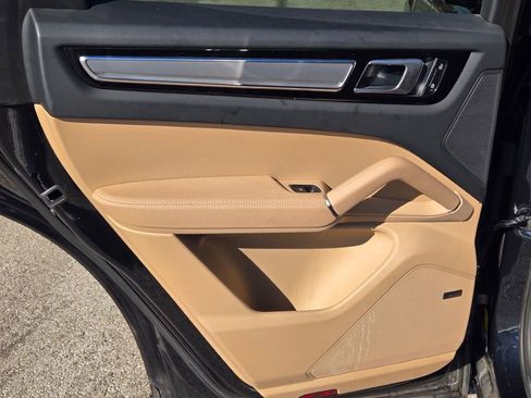 Certified 2023 Porsche Cayenne Platinum Edition image 30