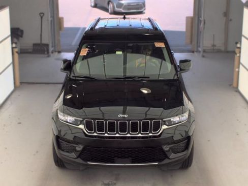 Used 2023 Jeep Grand Cherokee Laredo w/ Luxury Tech Group I AWD/4WD image 3