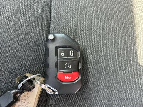 Used 2025 Jeep Wrangler Unlimited Sahara AWD/4WD image 20