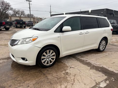 Used 2017 Toyota Sienna XLE w/ XLE Navigation Package image 4