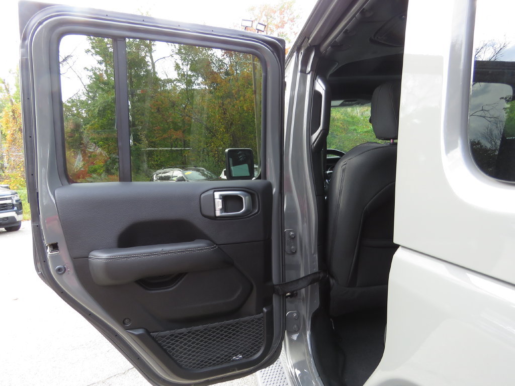 Used 2020 Jeep Wrangler Unlimited Sahara w/ Cold Weather Group AWD/4WD image 17