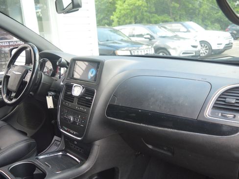 Used 2014 Chrysler Town & Country S FWD image 34