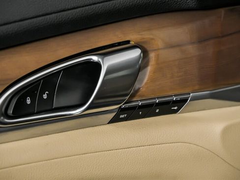 Used 2016 Porsche Panamera 4 image 18