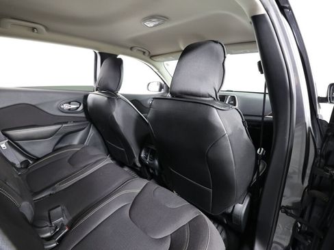 Used 2016 Jeep Cherokee Latitude AWD/4WD image 18