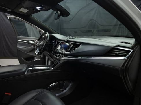 Used 2022 Buick Enclave Essence image 9