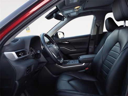 Used 2023 Toyota Highlander XLE image 9