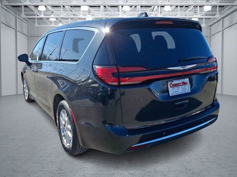Used 2023 Chrysler Pacifica Touring-L image 3