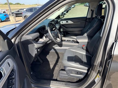 Used 2025 Ford Explorer Active w/ Active Comfort Package RWD image 19