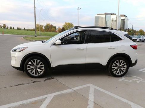 Used 2021 Ford Escape Titanium image 3