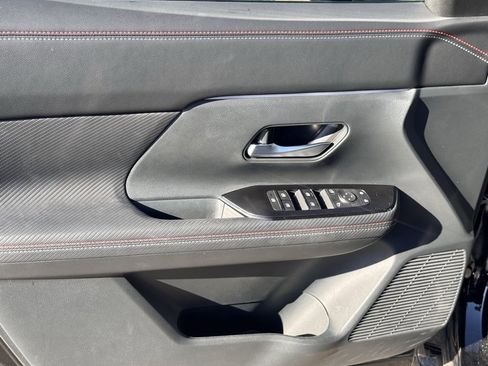 Certified 2025 Nissan Kicks SR image 17