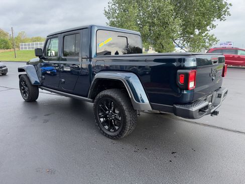 Used 2025 Jeep Gladiator Sport image 3