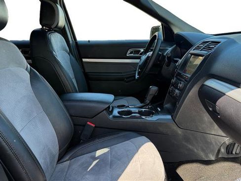 Used 2017 Ford Explorer XLT w/ Equipment Group 202A FWD image 17
