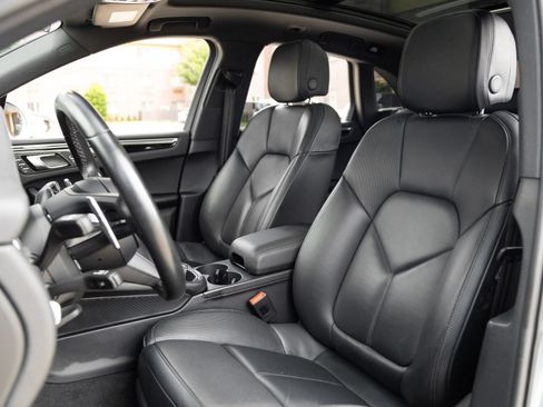 Certified 2024 Porsche Macan AWD/4WD image 5