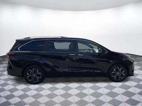 Used 2025 Toyota Sienna Platinum AWD/4WD image 8