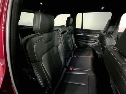 Used 2025 Jeep Grand Cherokee Limited AWD/4WD image 23