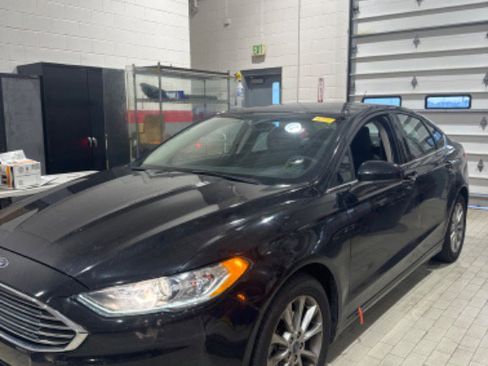 Used 2017 Ford Fusion SE w/ Fusion SE Technology Package image 3