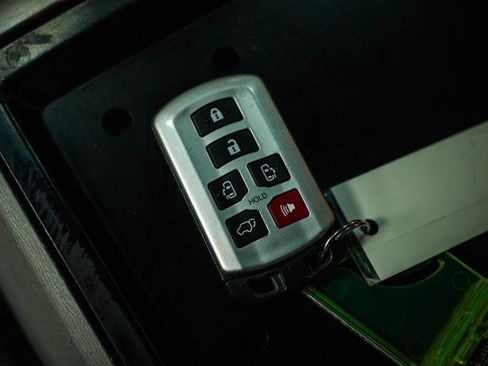 Used 2012 Toyota Sienna Limited w/ Premium Pkg FWD image 22