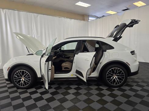 Certified 2025 Porsche Macan Electric image 13