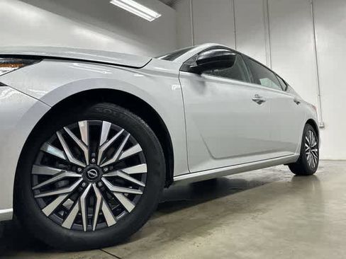 Used 2025 Nissan Altima 2.5 SV FWD image 27