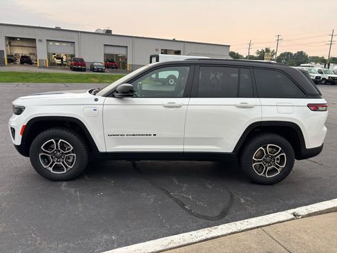 Used 2023 Jeep Grand Cherokee Trailhawk w/ Luxury Tech Group III AWD/4WD image 6