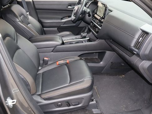 Used 2024 Nissan Pathfinder SL w/ Lighting Package (N92) FWD image 17