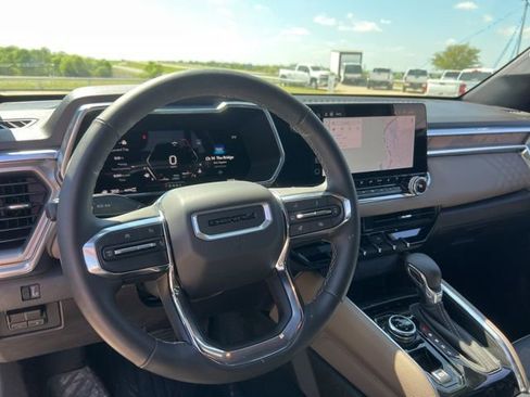 Used 2025 GMC Canyon Denali image 8