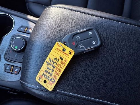 Used 2023 GMC Acadia SLT image 25