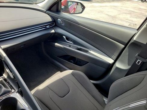 Used 2025 Hyundai Elantra SEL FWD image 13