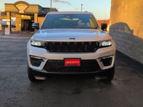 New 2025 Jeep Grand Cherokee Limited w/ Black Appearance Package image 2