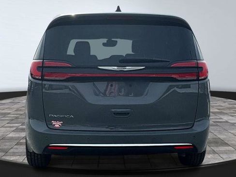 Used 2023 Chrysler Pacifica Touring-L FWD image 4