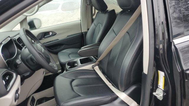 Used 2024 Chrysler Pacifica Touring-L FWD image 21