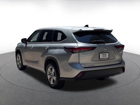 Used 2025 Toyota Highlander LE FWD image 11