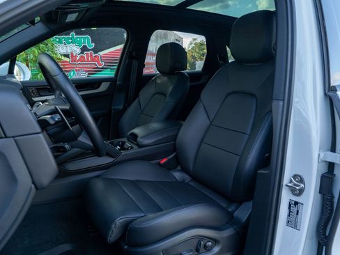 Certified 2025 Porsche Cayenne image 5