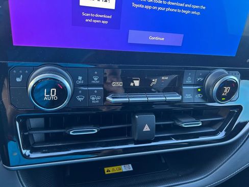 Certified 2023 Toyota Highlander XLE image 25