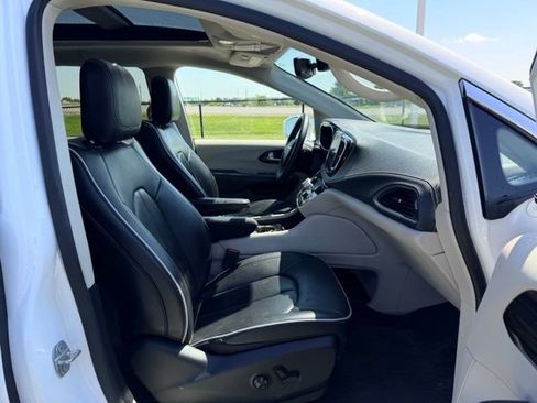 Used 2022 Chrysler Pacifica Limited FWD image 10
