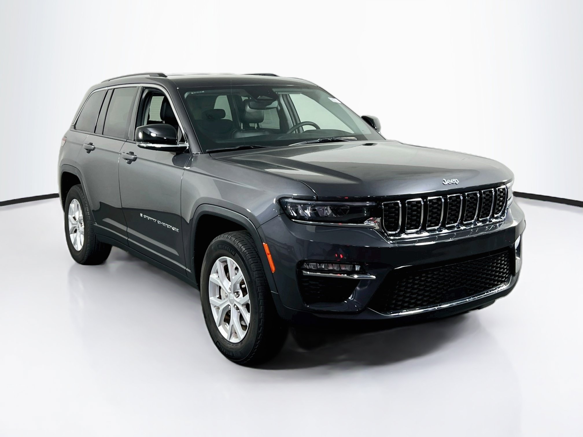 Used 2023 Jeep Grand Cherokee Limited w/ Trailer Tow Prep Group (B) AWD/4WD image 3