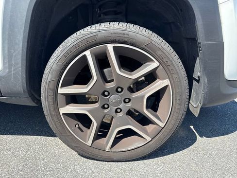 Used 2019 Jeep Renegade Limited w/ UConnect 8.4 Nav Group AWD/4WD image 9