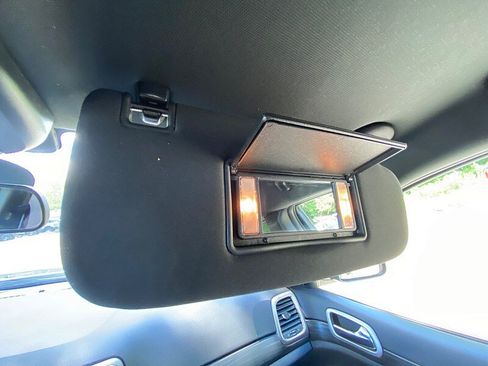 Used 2021 Jeep Grand Cherokee Laredo AWD/4WD image 59