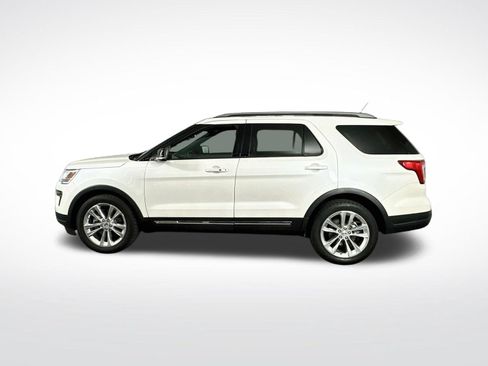 Used 2018 Ford Explorer XLT w/ Equipment Group 202A FWD image 5