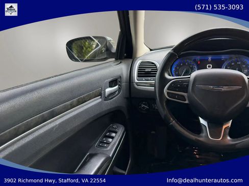 Used 2018 Chrysler 300 Limited AWD/4WD image 34