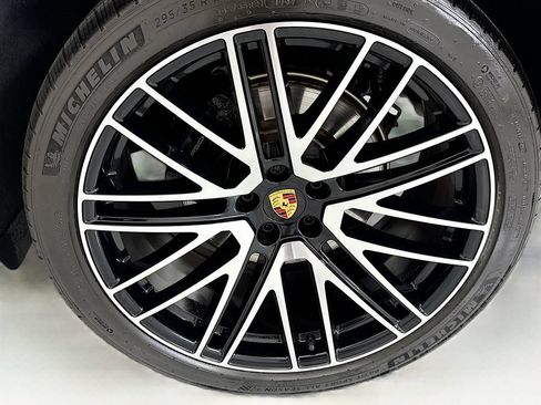 Certified 2025 Porsche Macan AWD/4WD image 31