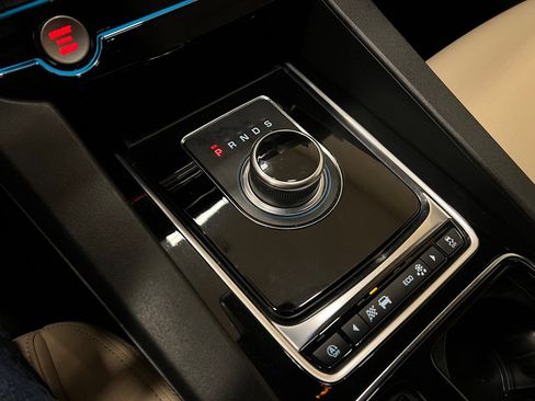 Used 2020 Jaguar F-PACE Premium image 26