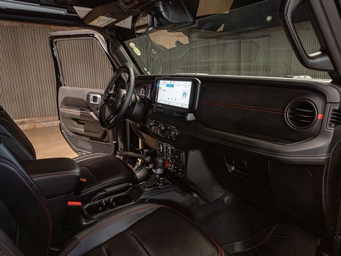 Used 2025 Jeep Wrangler Unlimited Rubicon AWD/4WD image 14