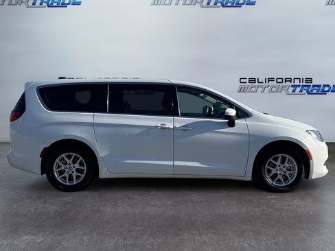 Used 2023 Chrysler Voyager LX FWD image 4