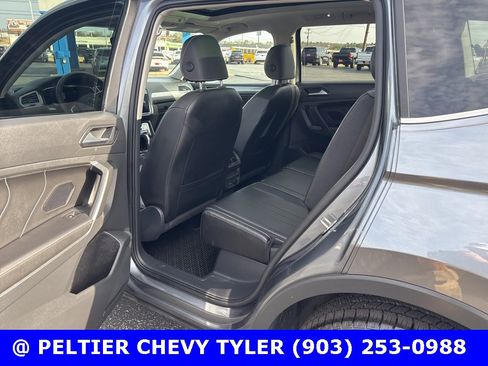 Used 2022 Volkswagen Tiguan SE w/ Panoramic Sunroof Package image 18