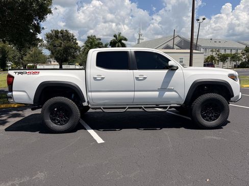 Used 2018 Toyota Tacoma TRD Off-Road AWD/4WD image 2
