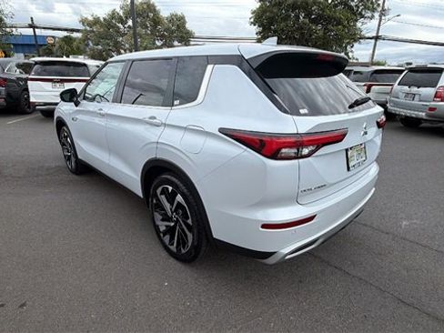 Used 2024 Mitsubishi Outlander 4WD Plug-In Hybrid image 3